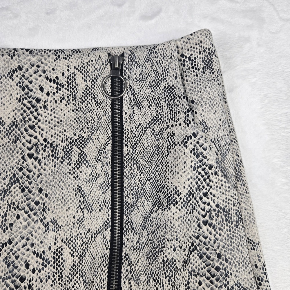 Promesa Women's Tan Black Gray Snake Print Mini Skirt Size Medium Zipper Pockets - Picture 3 of 9